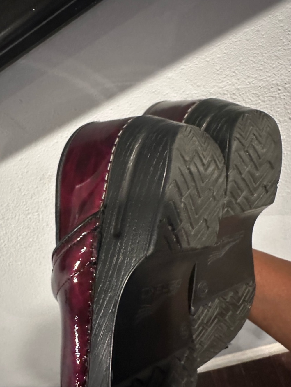 Dansko Professional Red Marbled Patent Leather Clogs Size 39 - Picture 12 of 12